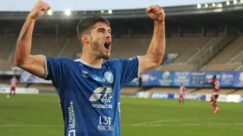 Abraham G&oacute;mez celebrando su noveno gol con el Xerez Deportivo en Chap&iacute;n | Luc&iacute;a Aguilar