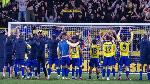 Los jugadores del C&aacute;diz CF celebran la victoria conseguida contra el Granada CF | CCF