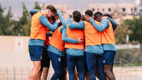 Los jugadores de la UD Almer&iacute;a se abrazan durante un entrenamiento | UDA