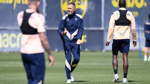 Gaizka Garitano durante un entrenamiento del C&aacute;diz CF | CCF