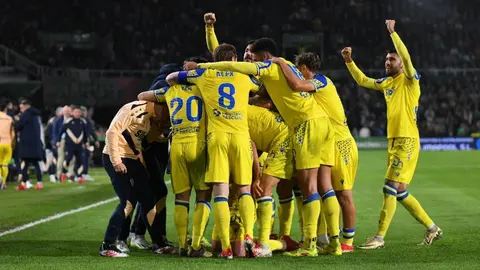 Los jugadores del C&aacute;diz CF celebran uno de los goles anotados ante el Racing de Santander | @AlexFdez8