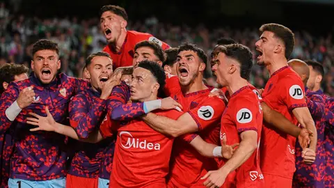Los jugadores hispalenses celebran el gol en el Real Betis - Sevilla FC | Salvador L&oacute;pez Medina para El MIRA
