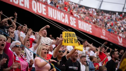 Los aficionados del Sevilla FC protestaron contra la directiva en el Sevilla FC - Atl&eacute;tico de Madrid | Pedro Mina para El MIRA