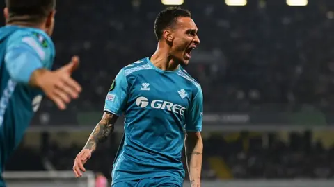 Antony en el Vitoria Guimaraes - Real Betis | Salvador L&oacute;pez Medina para El MIRA