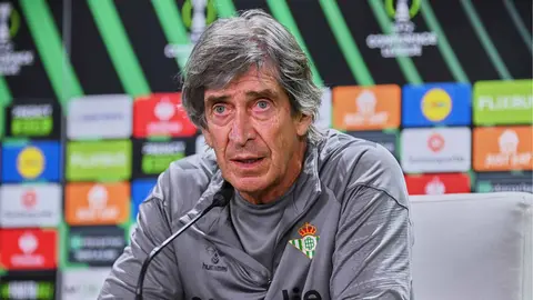 Manuel Pellegrini en la rueda de prensa previa al Real Betis - Jagiellonia | Salvador L&oacute;pez Medina para El MIRA