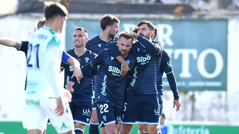Los jugadores del C&aacute;diz CF celebran el gol de Javi Ontiveros en el amistoso ante el Atl&eacute;tico Sanluque&ntilde;o | CCF
