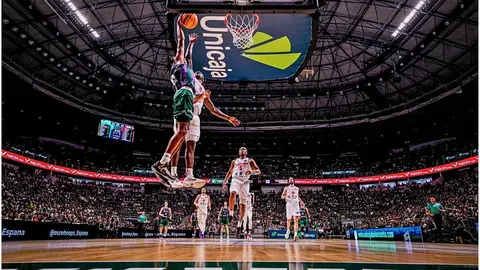 El Unicaja Baloncesto aplasta a la Reggiana y pone pie y medio en la Final Four