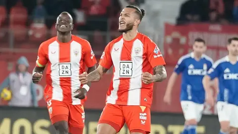 Luis Su&aacute;rez y Dion Lopy celebran el gol del empate de la UD Almer&iacute;a ante el Real Oviedo | UDA