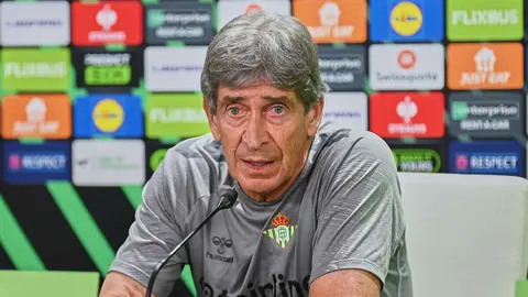 Manuel Pellegrini en la rueda de prensa previa al Real Betis - Fiorentina | Salvador L&oacute;pez Medina para El MIRA
