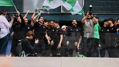 El Real Betis celebra su pase a la final de la Conference League en el Benito Villamar&iacute;n | Salvador L&oacute;pez Medina para El MIRA