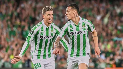 Antony celebra con Lo Celso su gol en el Real Betis - Fiorentina | Salvador L&oacute;pez Medina para El MIRA