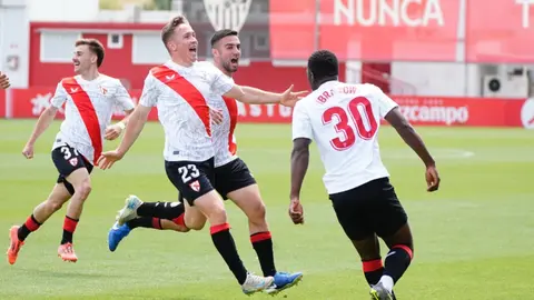 Los jugadores del Sevilla Atl&eacute;tico celebran el 1-0 contra el filial del Atl&eacute;tico de Madrid | SFC