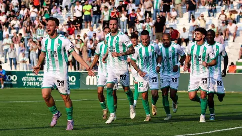 Los jugadores del Antequera CF celebran un gol | @javier_medina94