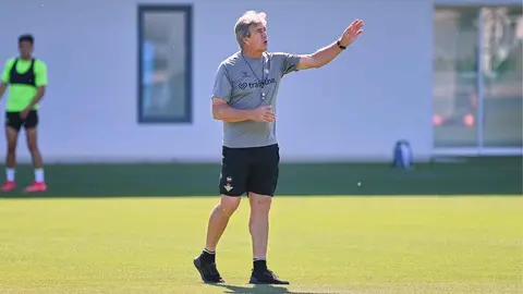 Manuel Pellegrini en el entrenamiento del Real Betis | Salvador L&oacute;pez Medina para El MIRA