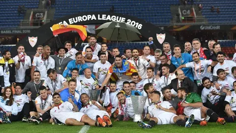 Los jugadores del Sevilla FC celebran la 5&ordm; Europa League obtenida | UEFA