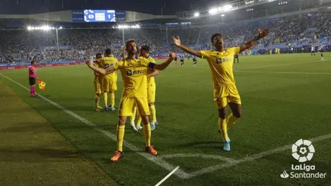 Jos&eacute; Mari y Choco Lozano celebran la permanencia obtenida tras el Deportivo Alav&eacute;s - C&aacute;diz CF | LaLiga
