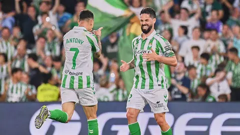 Antony e Isco celebran el gol del brasile&ntilde;o en el Real Betis - Valencia CF | Salvador L&oacute;pez Medina para El MIRA