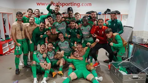 Los jugadores del Granada CF celebran la victoria obtenida ante el Real Sporting | GCF