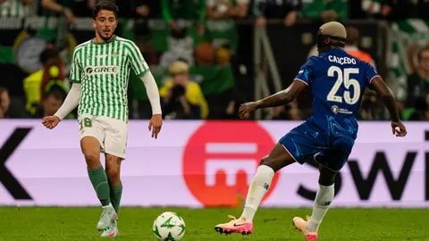 Pablo Fornals y Mois&eacute;s Caicedo en el Real Betis - Chelsea | RBB