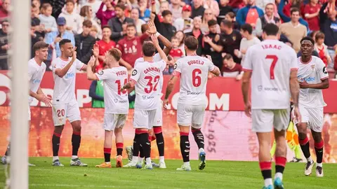 Los jugadores del Sevilla FC celebran el gol anotado ante el Rayo Vallecano | Salvador L&oacute;pez Medina para El MIRA