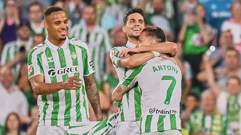Natan, Marc Bartra y Antony celebran un gol en el Real Betis - Valencia | Salvador L&oacute;pez Medina para El MIRA
