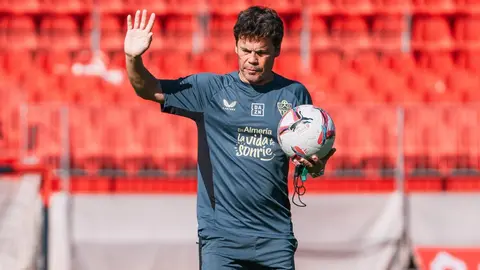 Rubi, entrenador de la UD Almer&iacute;a, durante un entrenamiento previo al partido ante el Deportivo de La Coru&ntilde;a | UDA