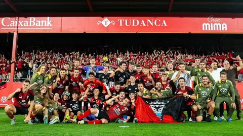 Los jugadores del CD Mirand&eacute;s celebran la victoria ante el Racing de Santander | CDM
