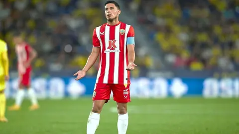 Lucas Robertone con el brazalete de capit&aacute;n de la UD Almer&iacute;a | UDA