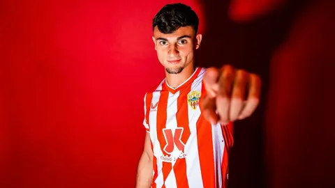 Marc Pubill durante su presentaci&oacute;n con la UD Almer&iacute;a | UDA