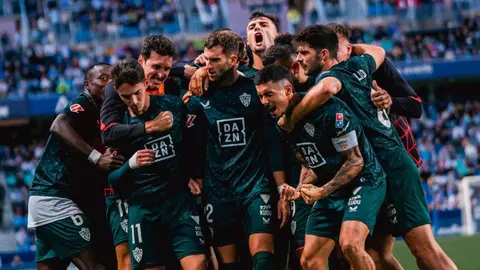 Los jugadores de la UD Almer&iacute;a celebran el gol anotado ante el M&aacute;laga CF | UDA