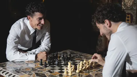 Marc M&aacute;rquez y Pecco Bagnaia jugando una partida de ajedrez | Ducati Corse