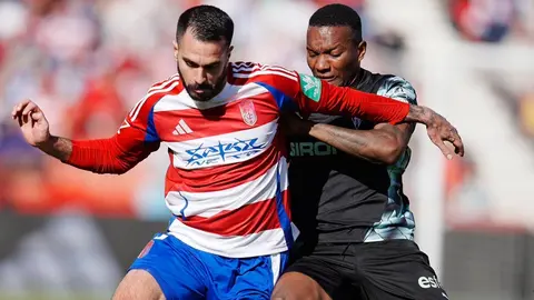 Pablo Insua durante un partido con el Granada CF | @insua93