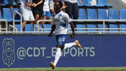 Yussi Diarra celebra un gol anotado con el CD Tenerife | LaLiga