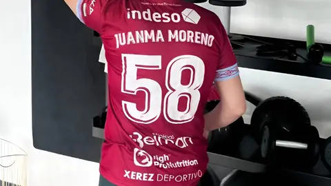 Presidente de la Junta de Andaluc&iacute;a Juanma Moreno luce la camiseta del Xerez Deportivo