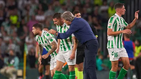 Manuel Pellegrini y Romain Perraud en un partido del Real Betis | Salvador L&oacute;pez Medina para El MIRA