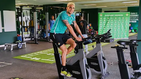 Marc Bartra en los reconocimientos m&eacute;dicos de la pretemporada 2025-26 | Salvador L&oacute;pez Medina para El MIRA