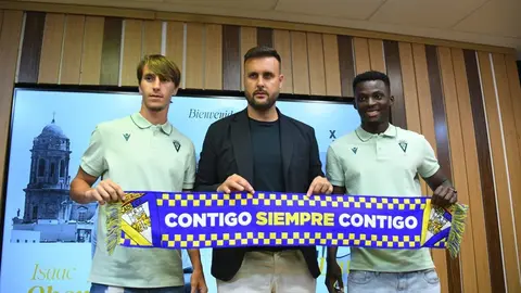 Isaac Obeng, David Garc&iacute;a y Juan Cala en la presentaci&oacute;n de los dos primeros como jugadores del C&aacute;diz CF | CCF
