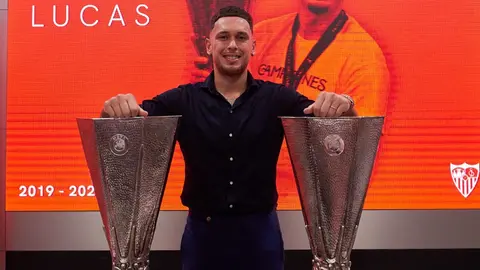 Lucas Ocampos posa con los trofeos de la Europa League en su despedida del Sevilla FC | Salvador L&oacute;pez Medina para El MIRA