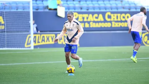 Brian Ocampo en el calentamiento previo al C&aacute;diz CF - Levante UD | CCF