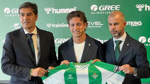 Rodrigo Riquelme junto a &Aacute;ngel Haro y Manu Fajardo en su presentaci&oacute;n con el Real Betis | Daniel Salda&ntilde;a para El MIRA