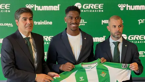 Junior Firpo junto a &Aacute;ngel Haro y Manu Fajardo en su presentaci&oacute;n con el Real Betis | Daniel Salda&ntilde;a para El MIRA