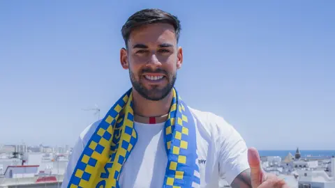 Jos&eacute; Antonio Caro posa en su presentaci&oacute;n con el C&aacute;diz CF | CCF