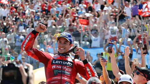 Marc M&aacute;rquez celebrando la victoria en la Sprint Race del Gran Premio de Espa&ntilde;a 2025 en el Circuito de Jerez | Cristo Garc&iacute;a