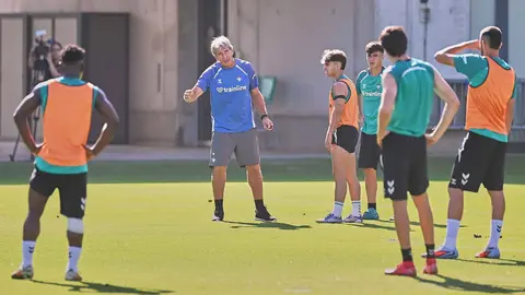 Manuel Pellegrini da instrucciones en el entrenamiento del Real Betis | Salvador L&oacute;pez Medina para El MIRA