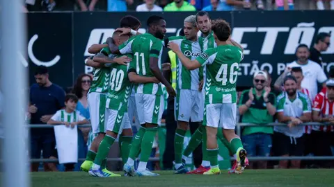 Los jugadores del Real Betis celebran un gol ante el SC Farense | @RealBetis
