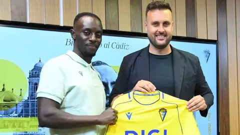 Yussi Diarra y Juan Cala en la presentaci&oacute;n del jugador con el C&aacute;diz CF | CCF