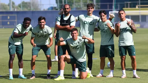 Algunos jugadores del C&aacute;diz CF posan durante el primer entrenamiento del mes de agosto | CCF