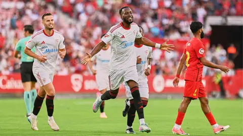 Lukebakio celebra su gol en el Sevilla FC - Al Qadsiah FC | Salvador L&oacute;pez Medina para El MIRA