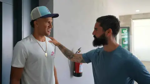 La bienvenida de Isco a Nelson Deossa en su primer d&iacute;a como jugador del Real Betis | Foto: Real Betis Balmpi&eacute; (YouTube)