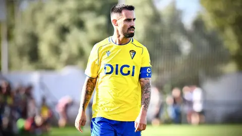 Suso Fern&aacute;ndez, capit&aacute;n del C&aacute;diz CF en el amistoso ante el Barbate CF | @suso30oficial
